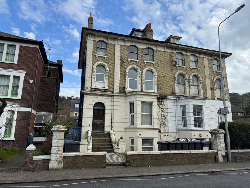 Lot: 132 - FREEHOLD BLOCK OF FOUR FLATS - Front of property